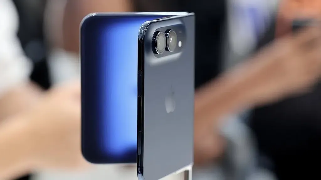 iPhone Duo display profile showcasing foldable form factor