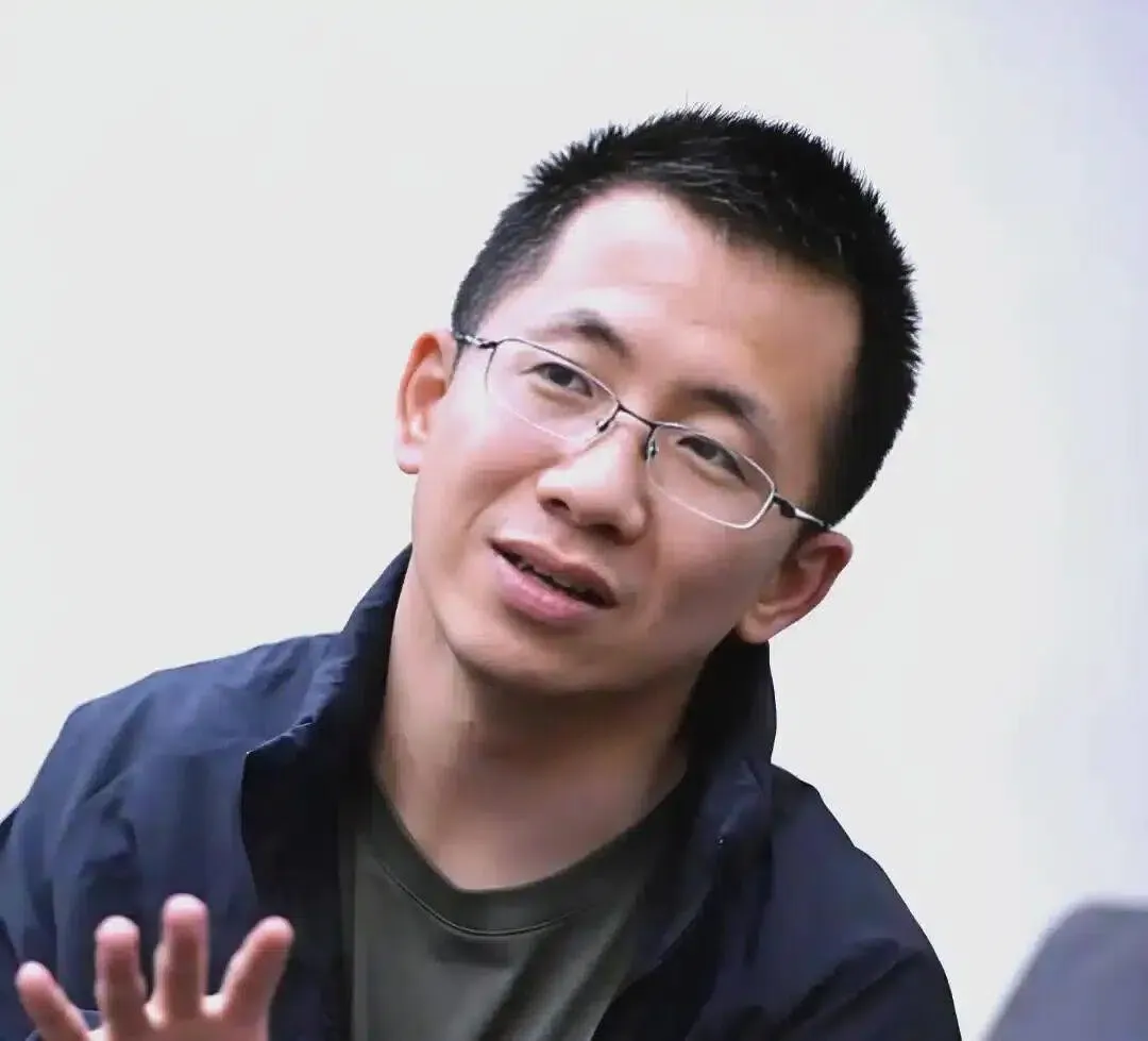 ByteDance के संस्थापक Zhang Yiming द्वारा आंतरिक AI R&D नीति निर्धारित करने का चित्रण