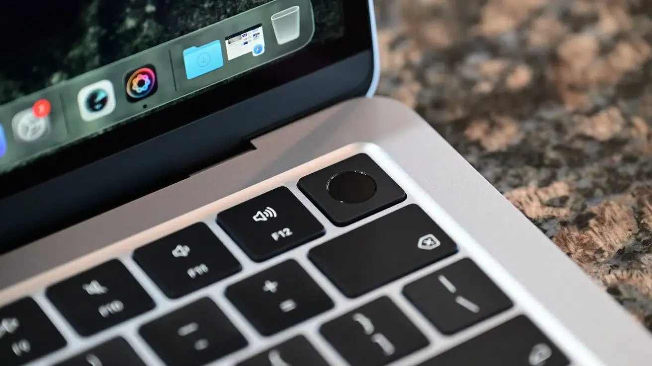 사용자 수준 접근 지점인 Touch ID 버튼을 강조하는 노트북 키보드와 화면 모서리