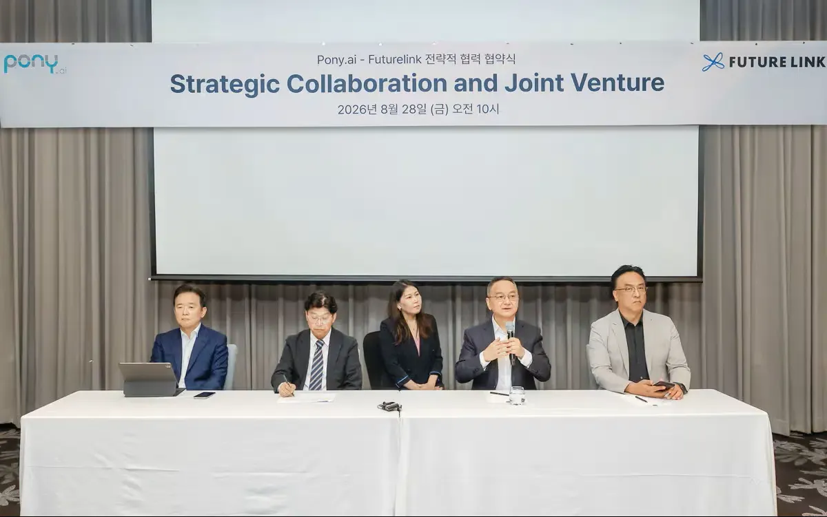 O presidente da FutureLink, Nam Kyung-pil, e o fundador e CEO da Pony.ai, James Peng, assinando um acordo de parceria em Seul