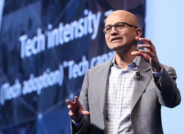CEO Microsoft Satya Nadella phát biểu trong một cuộc phỏng vấn truyền thông về chiến lược AI của doanh nghiệp