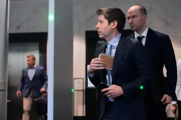 Sam Altman dan Presiden OpenAI Greg Brockman tiba di pendengaran awam mengenai garis panduan keselamatan AI
