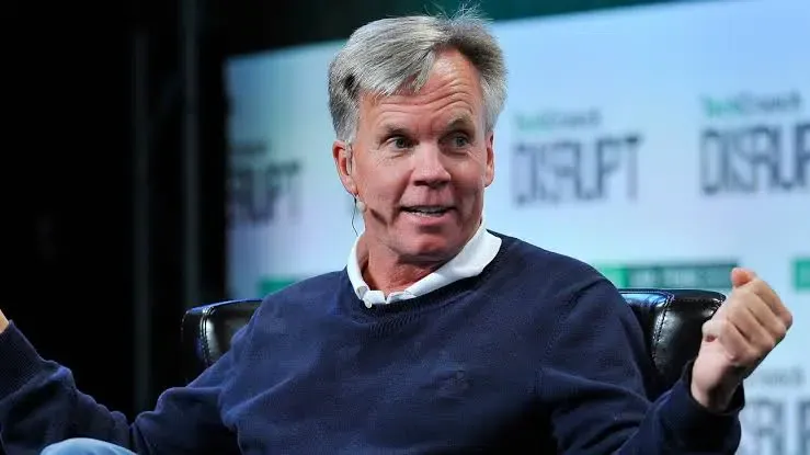 El exjefe de retail de Apple, Ron Johnson, discutiendo la filosofía de retail práctico de Apple y el papel de la experiencia física con el producto en las decisiones de compra del consumidor